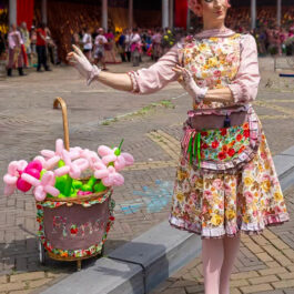 balloon modelling family-friendly entertainment for community events and festivals near me Brighton and London