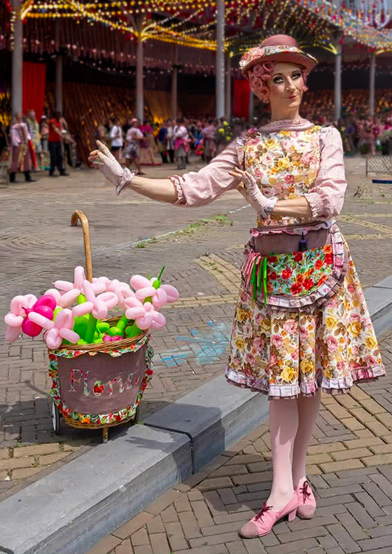 balloon modelling family-friendly entertainment for community events and festivals near me Brighton and London